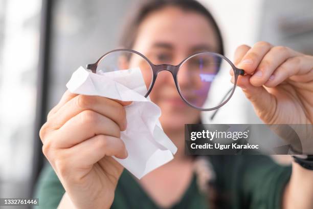 frau putzt brille - cleaning person stock-fotos und bilder