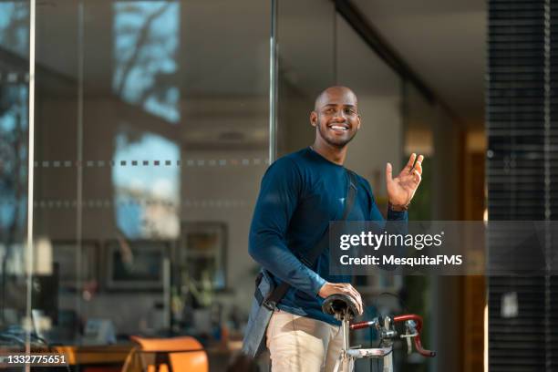 man arriving bicycle office - leaving imagens e fotografias de stock