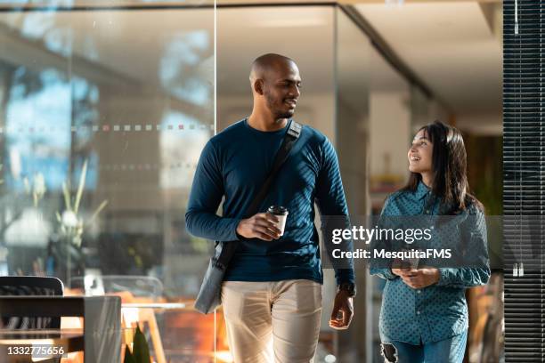 business people creative workplace - coming home door stockfoto's en -beelden