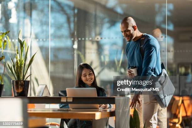 bank customer service - bank manager imagens e fotografias de stock