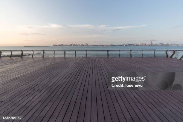 wooden platform - boardwalk stockfoto's en -beelden