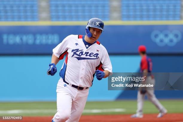 Outfielder Hyunsoo Kim of Team Republic of Korea runs after hitting a solo home run in the fourth inning against Team Dominican Republic during the...