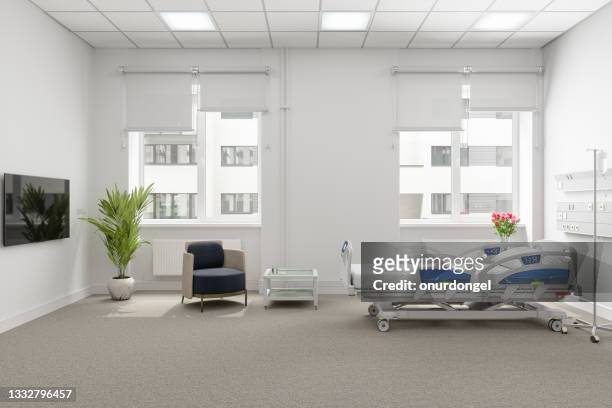 moderno interior de la habitación del hospital con cama vacía, sillón y televisión lcd - cama lujo fotografías e imágenes de stock