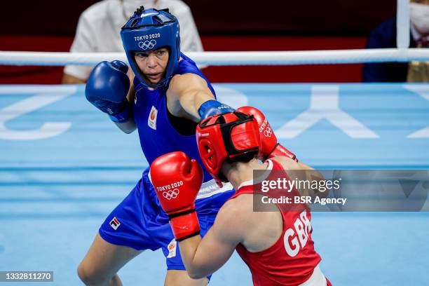 Nouchka Fontijn of Team Netherlands and Lauren Price of Team Great Britain competing on Women's Middle Semi Final during the Tokyo 2020 Olympic Games...