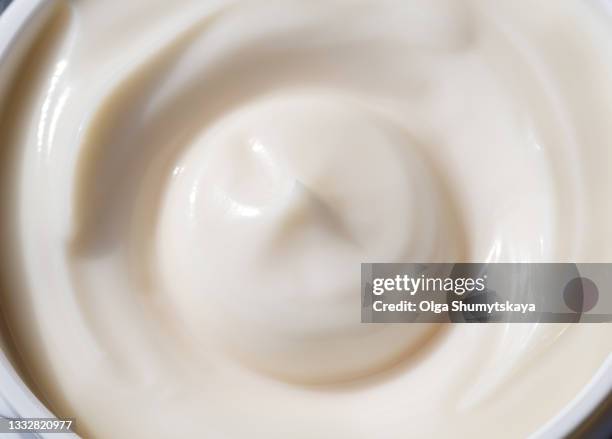 face cream dosed spill close-up - gezichtscrème stockfoto's en -beelden