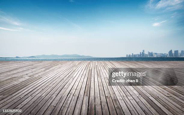 boardwalk by the sea - fluchtpunkt   stadt stock-fotos und bilder