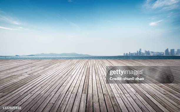 boardwalk by the sea - paso entablado fotografías e imágenes de stock