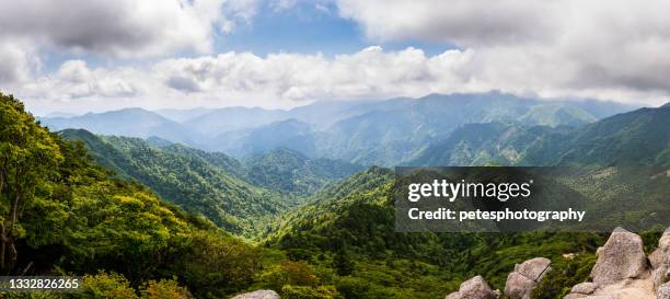 bergige panoramaszene von hoch in den bergen - tokai region stock-fotos und bilder