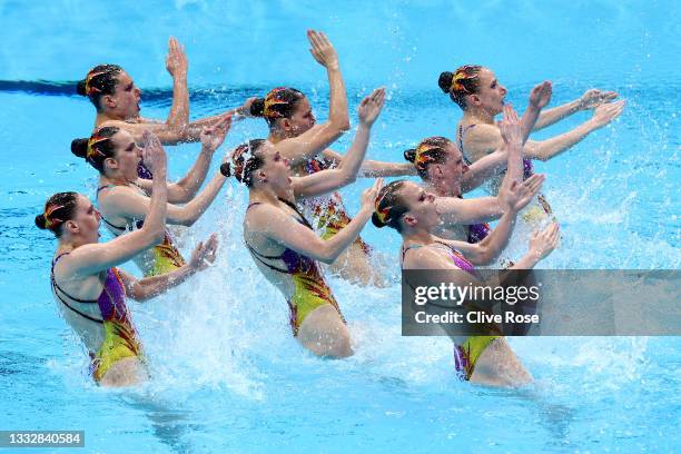 Team ROC compete in the Artistic Swimming Team Free Routine on day fifteen of the Tokyo 2020 Olympic Games at Tokyo Aquatics Centre on August 07,...