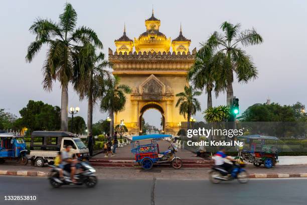 verkehr rund um patuxai, vientiane - laos vientiane stock-fotos und bilder