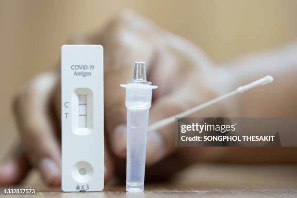 people with covid-19 sound use covid antigen test kits to check for infection so they can be treated if they're positive. and if the test result is negative, it's safe. - coronavírus - fotografias e filmes do acervo
