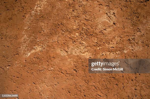 brown clay stucco wall - clay foto e immagini stock