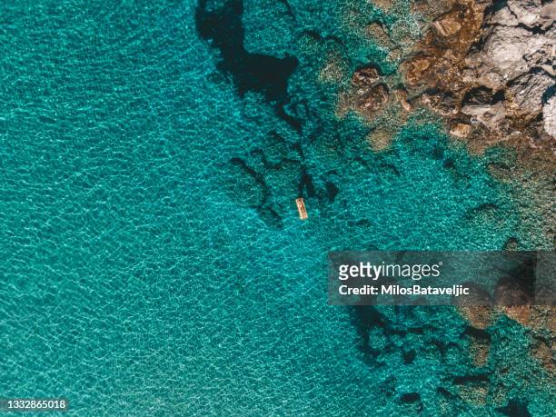 vista aérea de la mujer disfrutando en el agua, islas jónicas, grecia - greek islands fotografías e imágenes de stock
