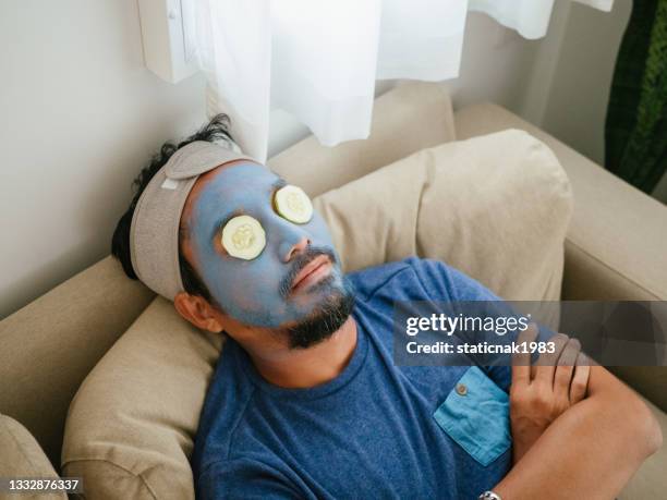 mascarilla facial en casa. - máscara facial fotografías e imágenes de stock