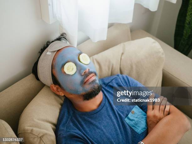 facial mask at home. - fangoterapia imagens e fotografias de stock