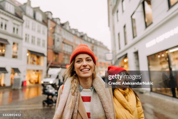 city getaway with my sister - women's winter clothes stockfoto's en -beelden