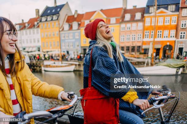 escapada a la ciudad con mi hermana - copenhagen fotografías e imágenes de stock