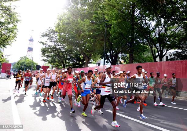 Athletes compete in the Men's Marathon Final on day sixteen of the Tokyo 2020 Olympic Games at Sapporo Odori Park on August 08, 2021 in Sapporo,...