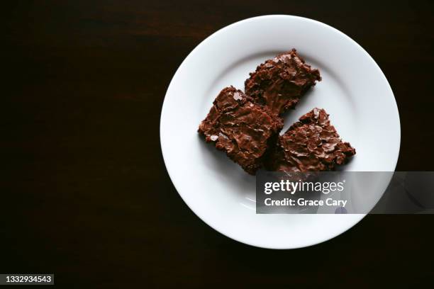 fudge brownies on plate - brownie stockfoto's en -beelden