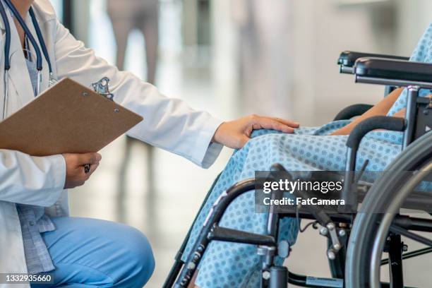 girl in a wheelchair gets treatment - multiple sclerose stockfoto's en -beelden