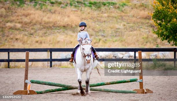 tiny trainer - girl jumping stockfoto's en -beelden