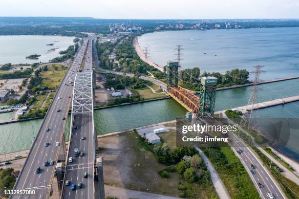 burlington bay james n. allan skyway e queen elizabeth way, ponte burlington lift, burlington, canadá - elevator bridge - fotografias e filmes do acervo