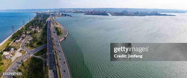 burlington bay james n. allan skyway e queen elizabeth way, ponte burlington lift, burlington, canadá - elevator bridge - fotografias e filmes do acervo