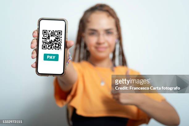woman shows her smartphone with the qr code for payment - scanner stock stockfoto's en -beelden