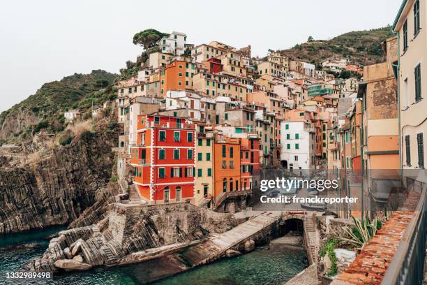 riomaggiore village at the cinque terre - riomaggiore stockfoto's en -beelden