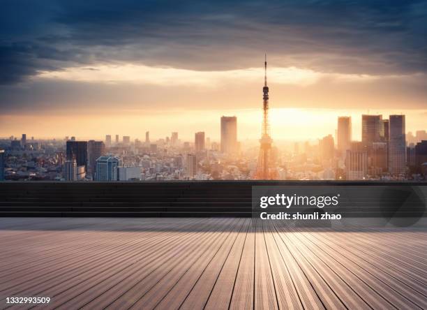 observation platform against tokyo skyline - romantic sunset stock-fotos und bilder