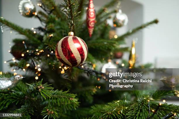 wonderful red christmas ornaments on christmas tree - christina ramos - fotografias e filmes do acervo