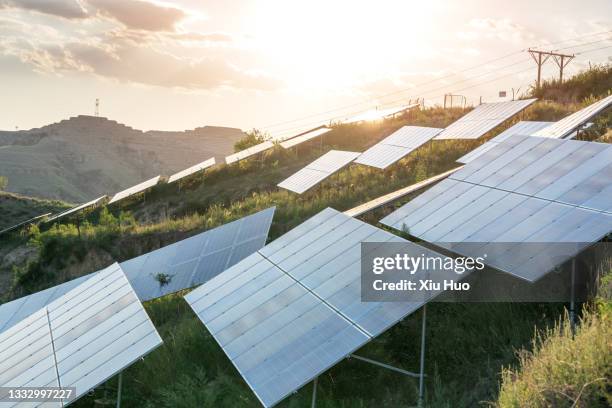 solar panels on the loess plateau - solar panel city stock-fotos und bilder