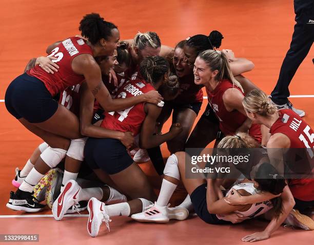 Players of Team United States celebrate after winning the Women's Gold Medal Match between Brazil and United States on day sixteen of the Tokyo 2020...