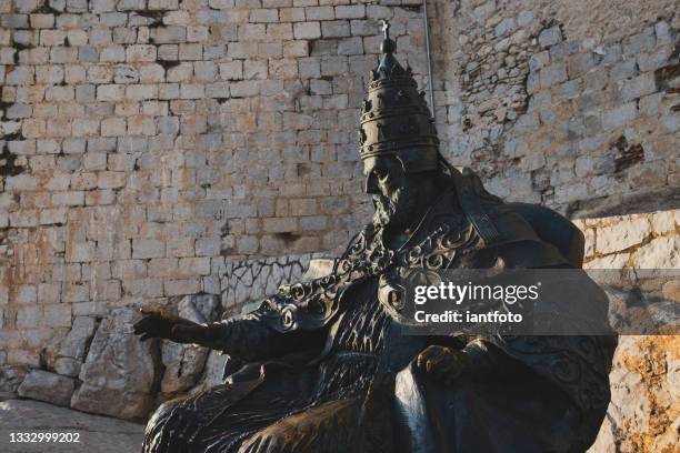 statue of papa luna, in peniscola castle, in castellón (valencia, spain). - pope imagens e fotografias de stock