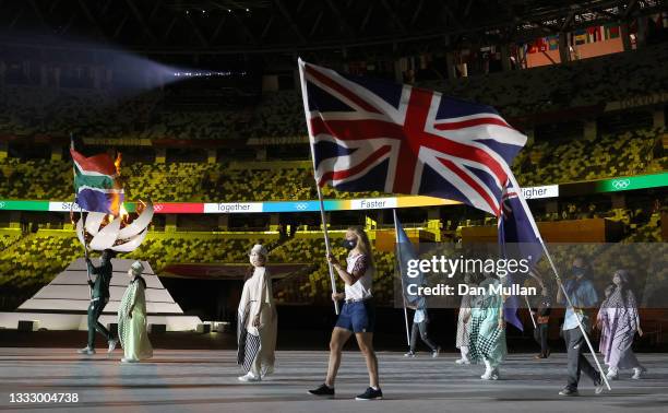 Flag bearer Laura Kenny of Team Great Britain during the Closing Ceremony of the Tokyo 2020 Olympic Games at Olympic Stadium on August 08, 2021 in...
