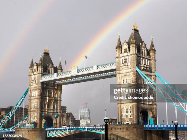 rainbow over london tower bridge - arco iris doble fotografías e imágenes de stock