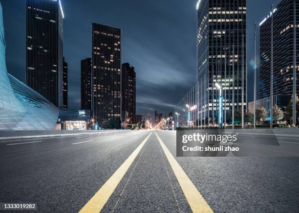 empty city street at night - low angle view street stock-fotos und bilder