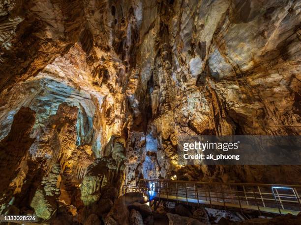 inside phong nha cave - unesco world heritage site - phong nha kẻ bàng national park fotografías e imágenes de stock