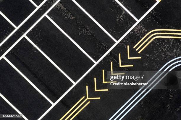 a drone view of the guide lane of an asphalt parking lot - parking space stock-fotos und bilder