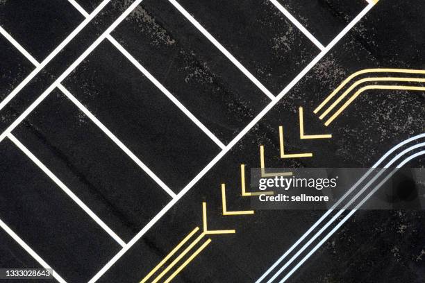 a drone view of the guide lane of an asphalt parking lot - parking space - fotografias e filmes do acervo