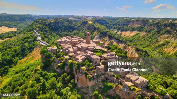 aproximando-se da cidade medieval de civita di bagnoregio de um drone, itália. - província de viterbo - fotografias e filmes do acervo