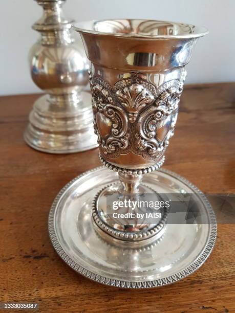 silver ornate kidduch cup for shabbat, close-up - kiddush cup fotografías e imágenes de stock