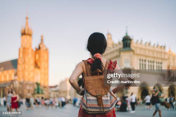 solo traveller exploring europe - international students stock pictures, royalty-free photos & images