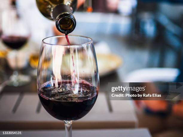 serving red wine - garrafa de vinho imagens e fotografias de stock