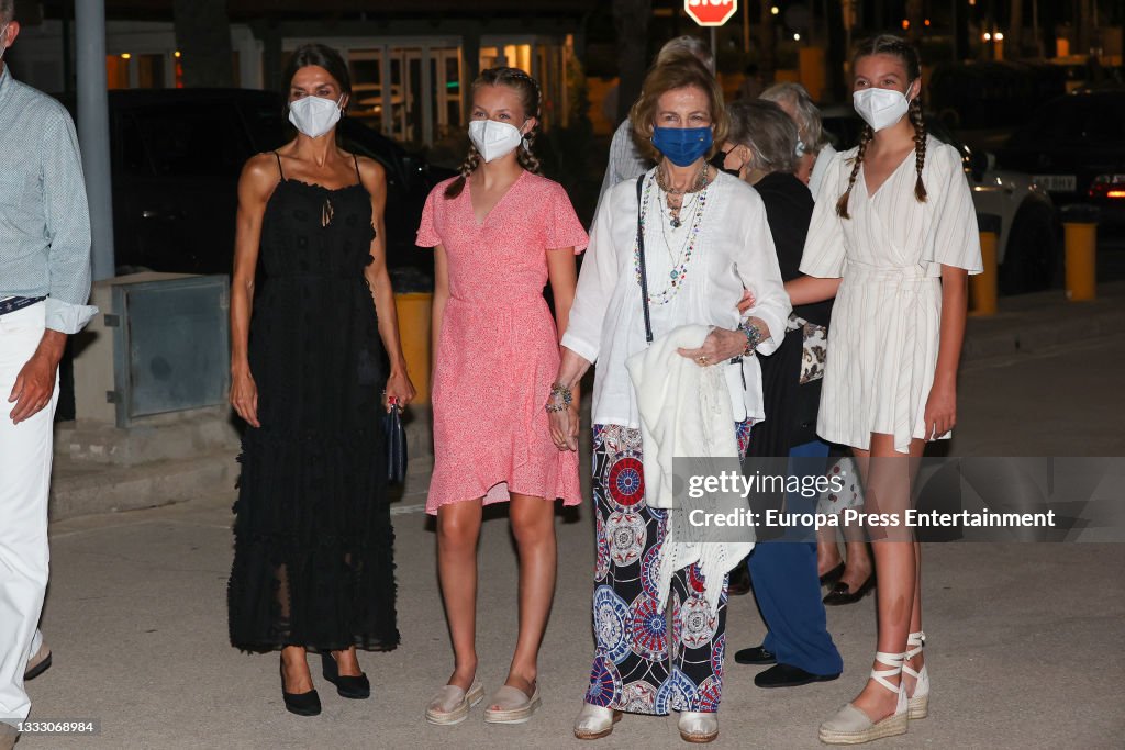 The Royal Family Enjoys A Family Dinner