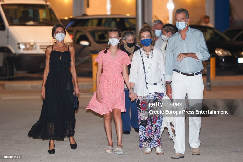 The Royal Family Enjoys A Family Dinner