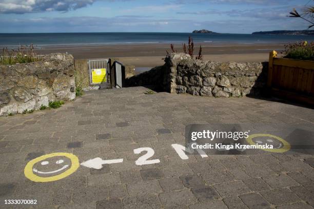 2 meters sign - coronavirus ireland beach stock pictures, royalty-free photos & images