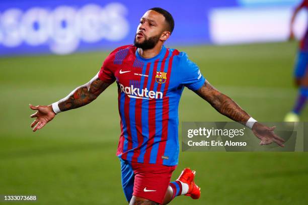 Memphis Depay FC Barcelona celebrates scoring his side's first goal during the Joan Gamper Trophy match between FC Barcelona and Juventus at Estadi...