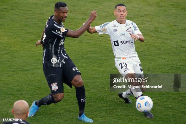 Jo of Corinthians fight for the ball against Marcos Guilherme of Santos during a match between Santos and Corinthians as part of Brasileirao 2021 at...