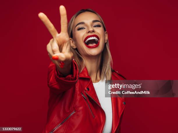 若い幸せな感情的な女の子 - okサイン　女性 ストックフォトと画像